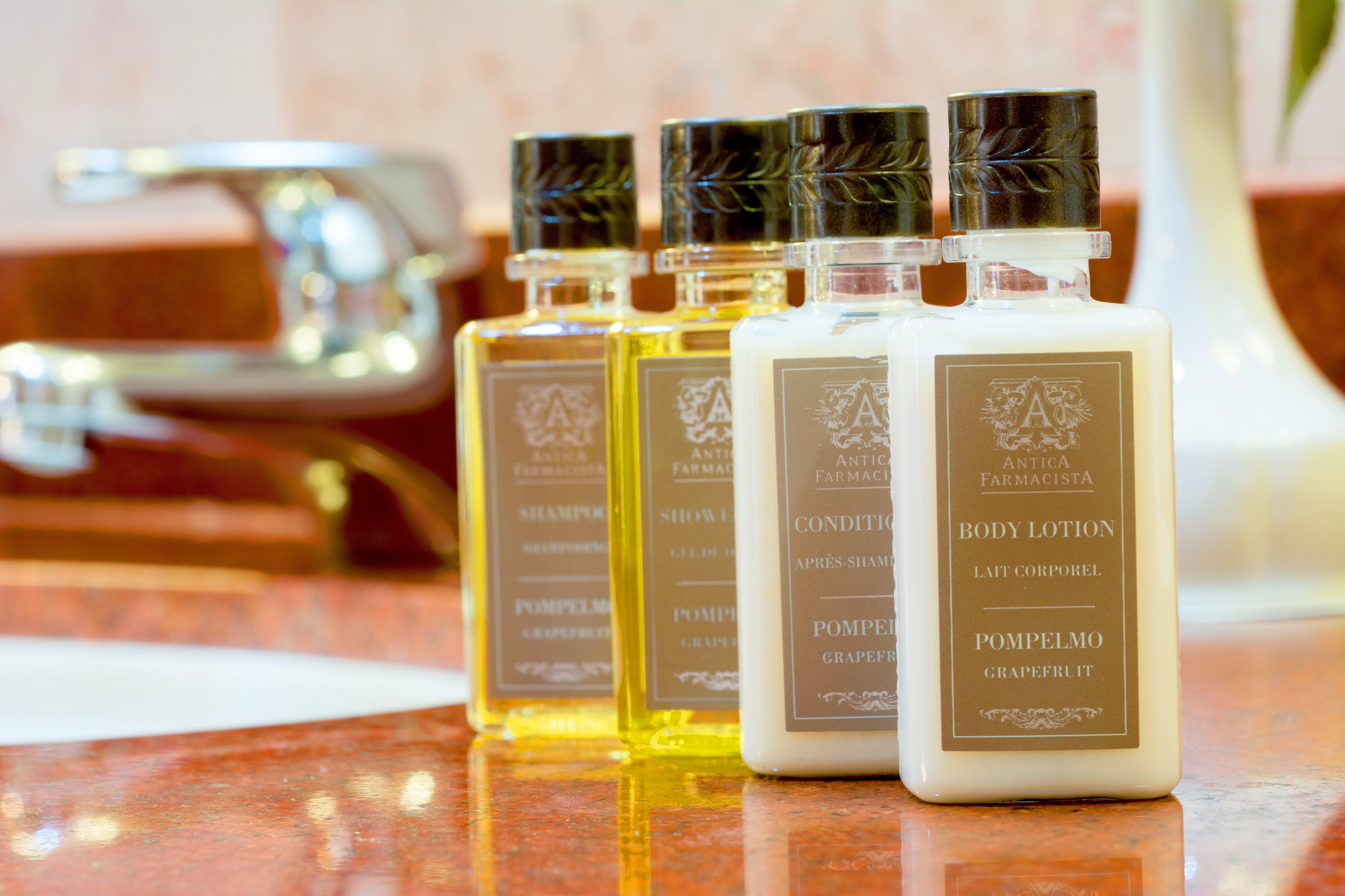 Crowne Plaza Resort Salalah Exterior foto Shampoo, conditioner and body lotion