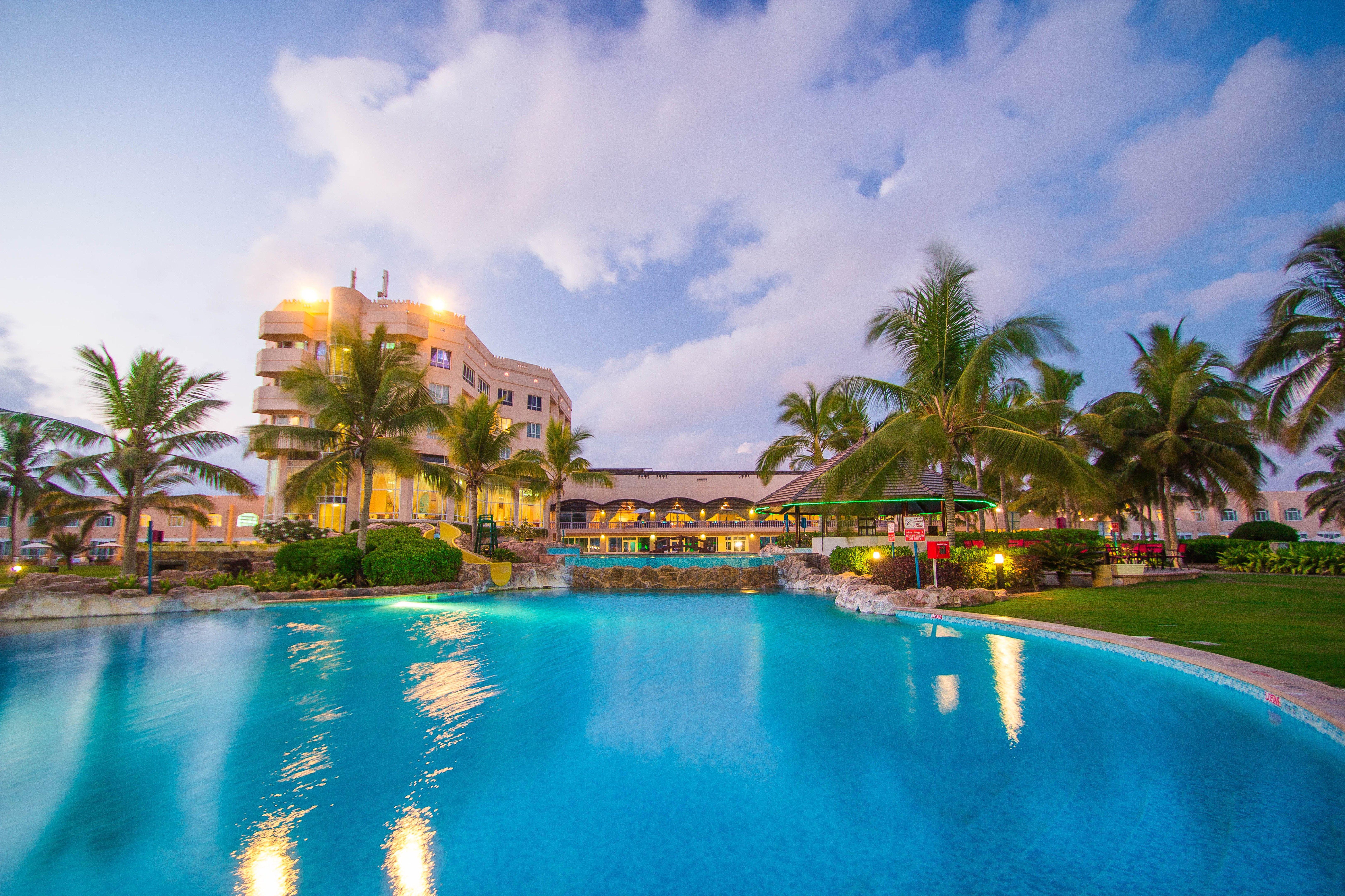 Crowne Plaza Resort Salalah Exterior foto The Palm Beach Hotel