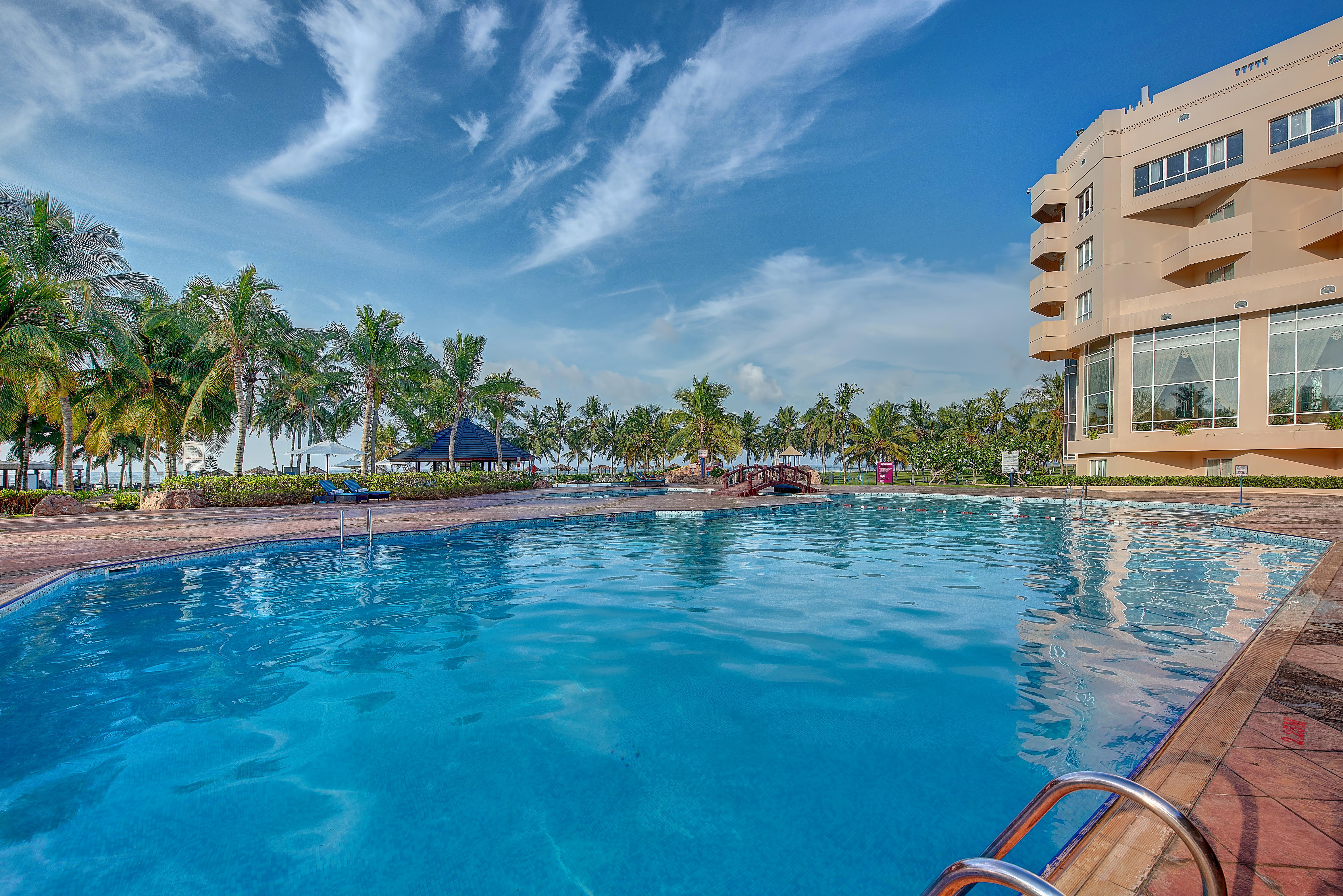 Crowne Plaza Resort Salalah Exterior foto The swimming pool at the hotel
