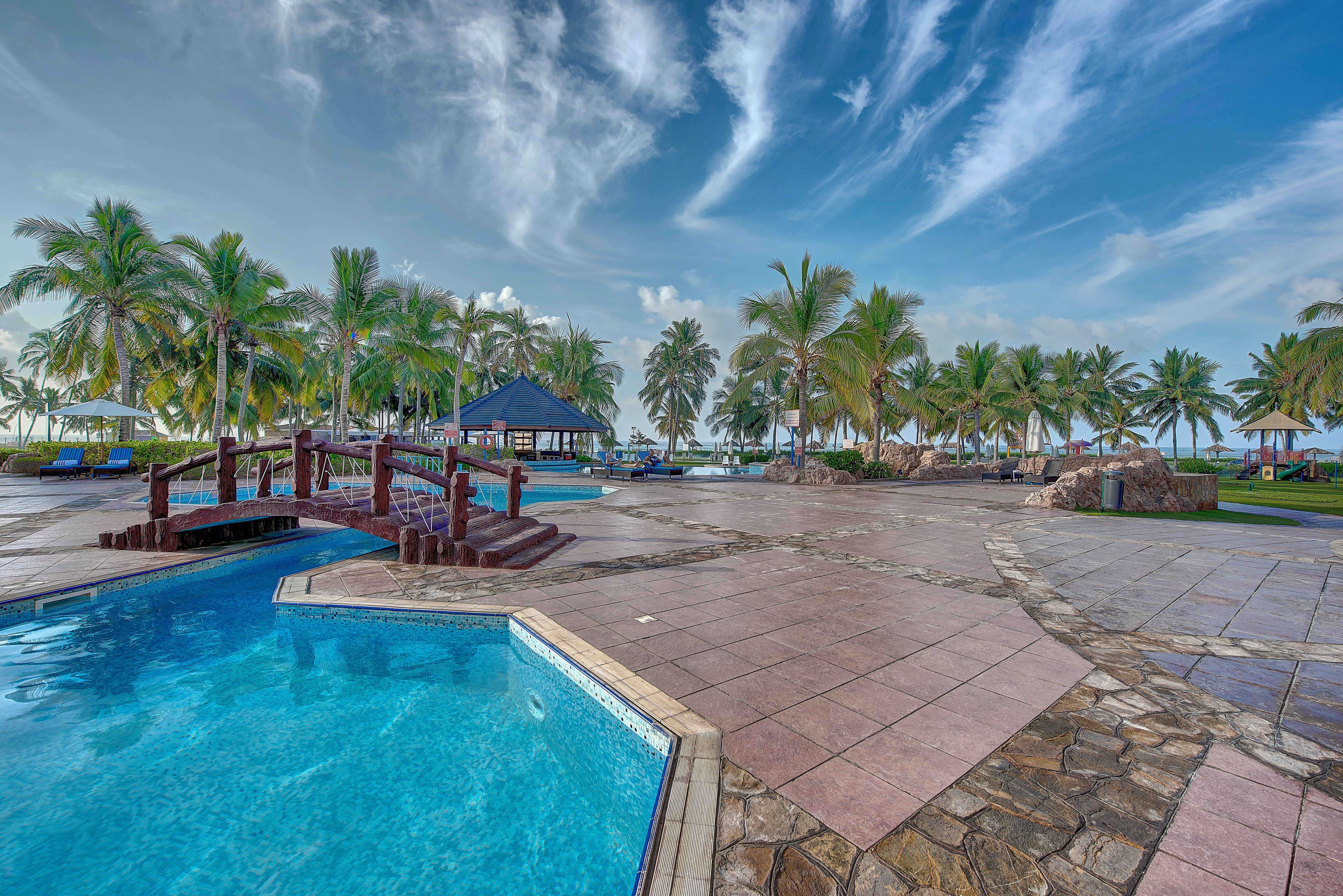 Crowne Plaza Resort Salalah Exterior foto The pool at the resort