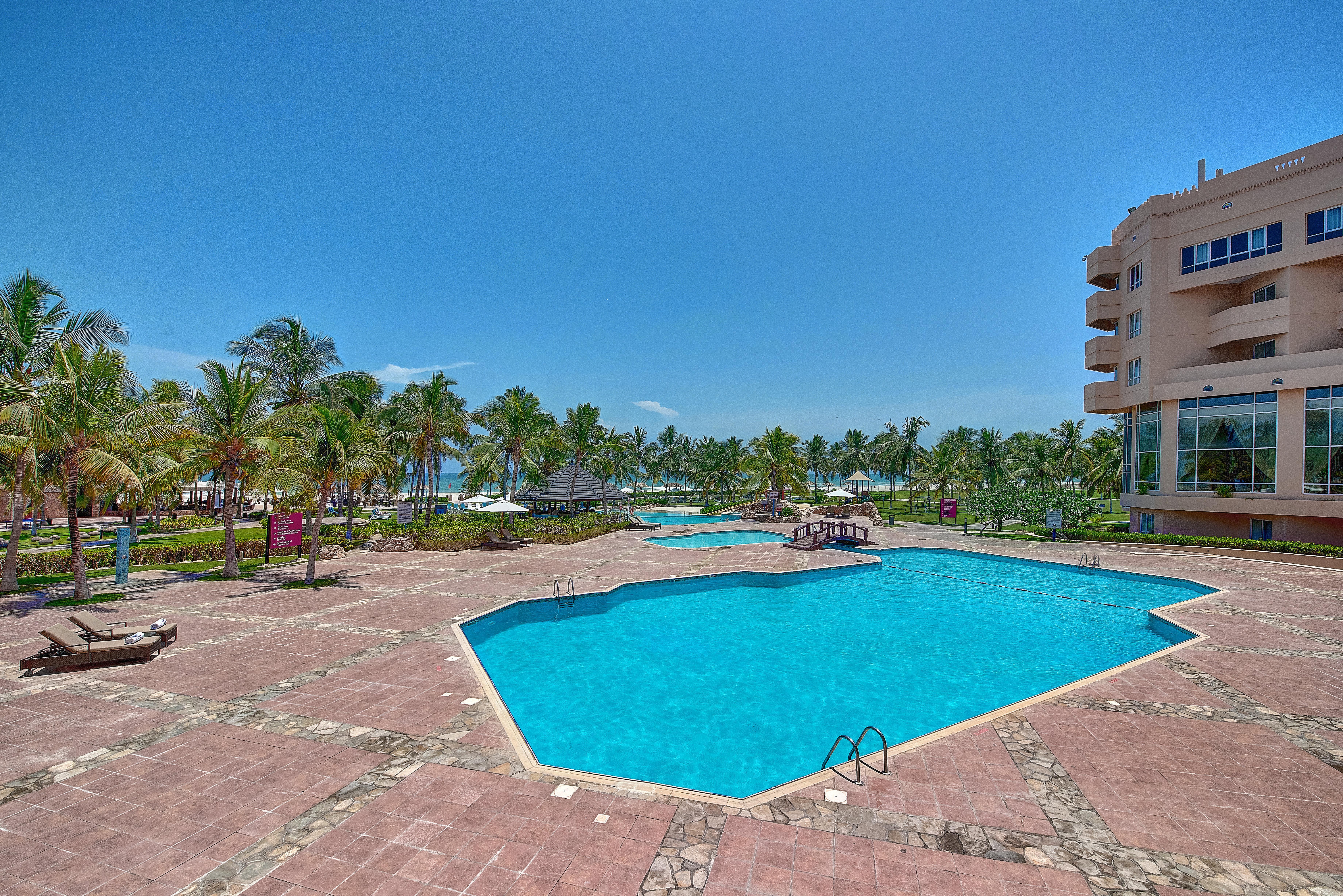 Crowne Plaza Resort Salalah Exterior foto The pool at the hotel